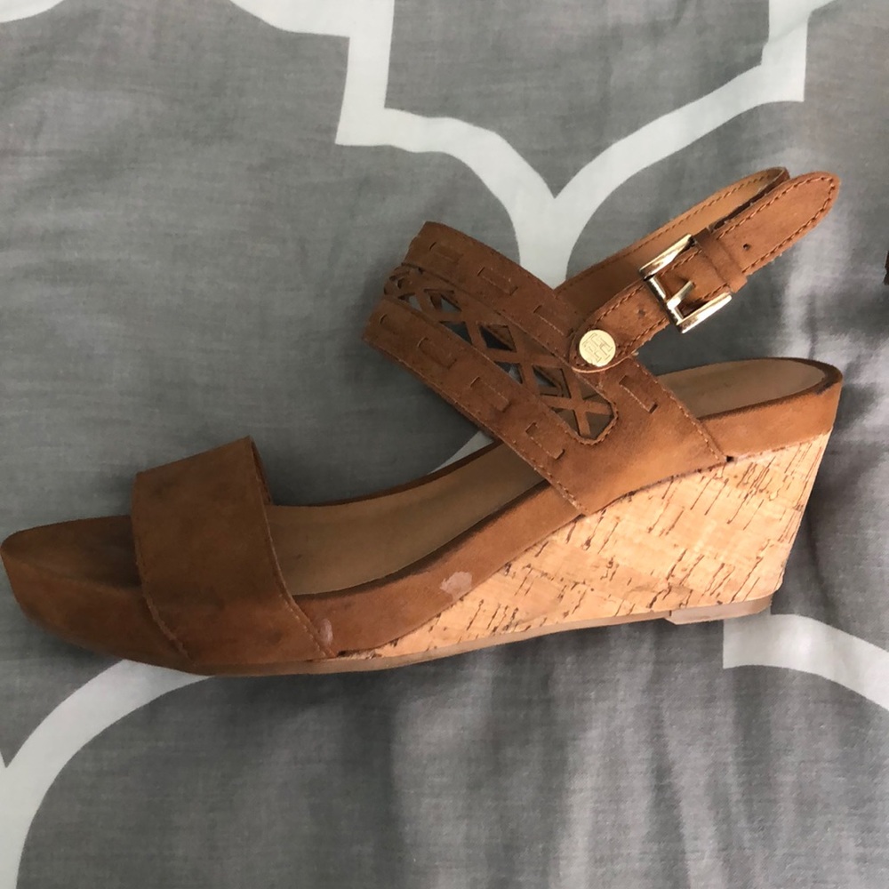 Tommy Hilfiger tan wedges
